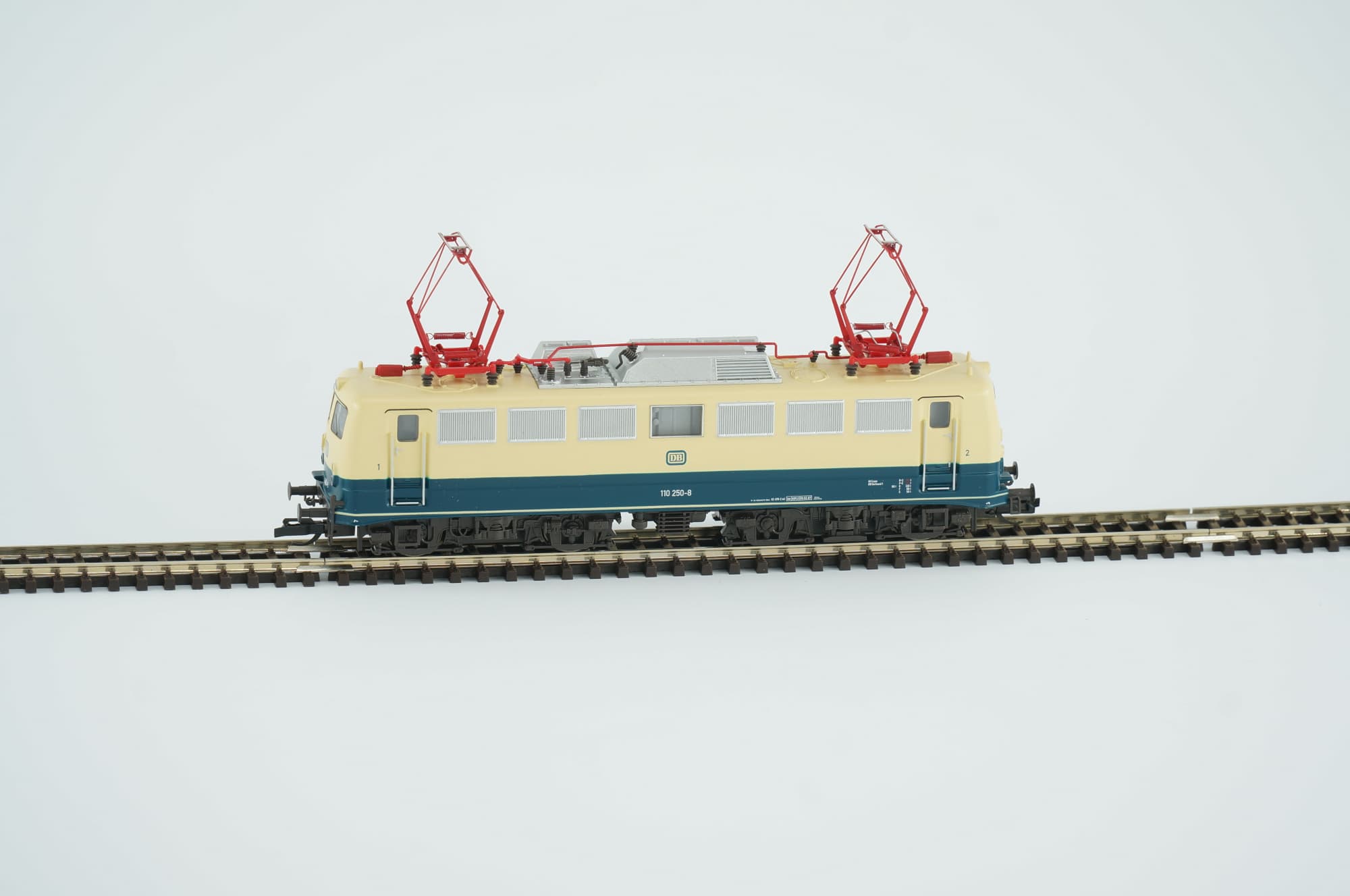 Kühn TT Digital DB Elektrolokomotive BR 110 250-8 ozeanblau-beige Epoche IV Faltenrock-Bügelfalte