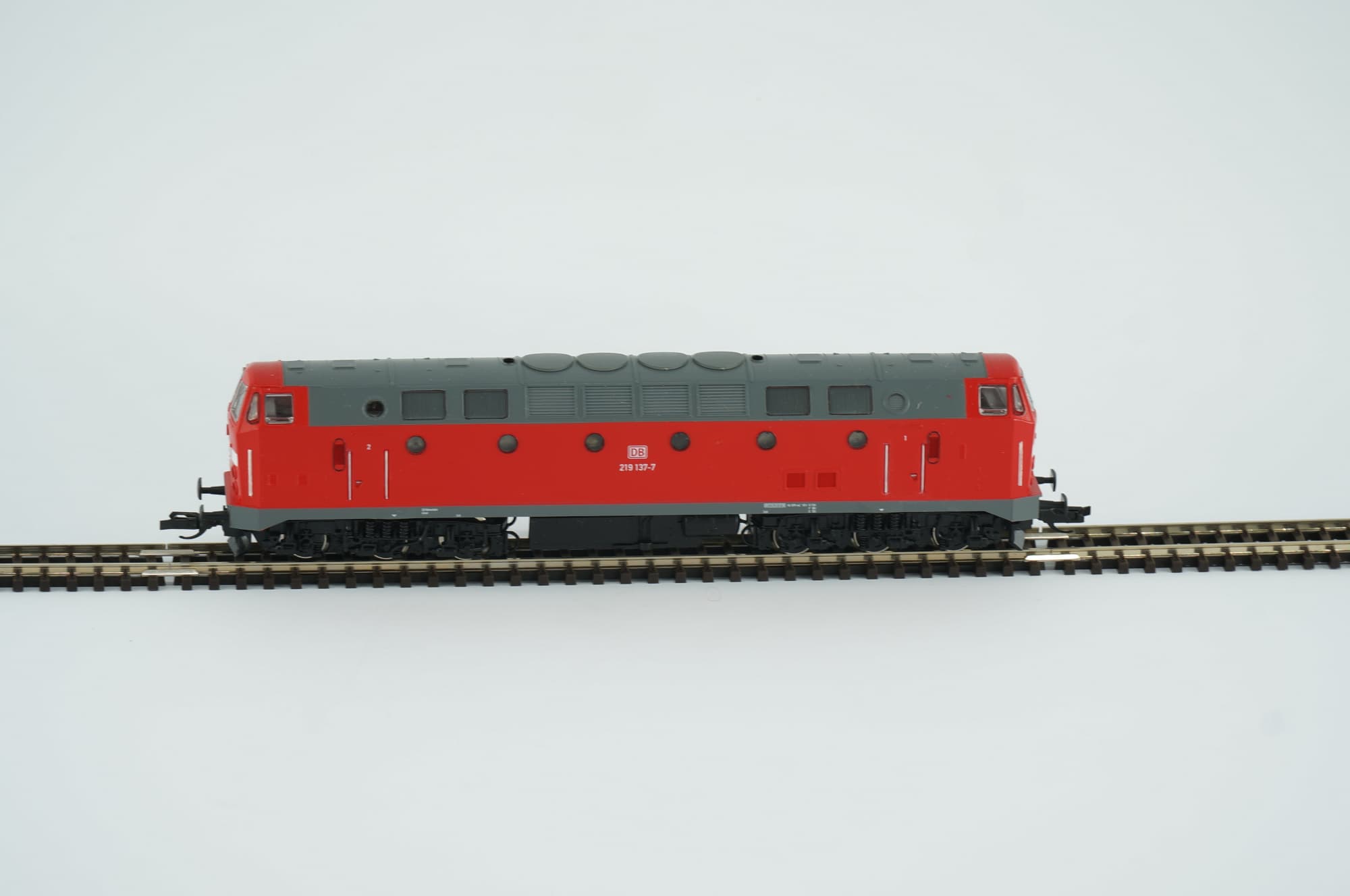 Tillig TT 02556 Diesellokomotive BR 219 137-7 DB Epoche V verkehrsrot digital