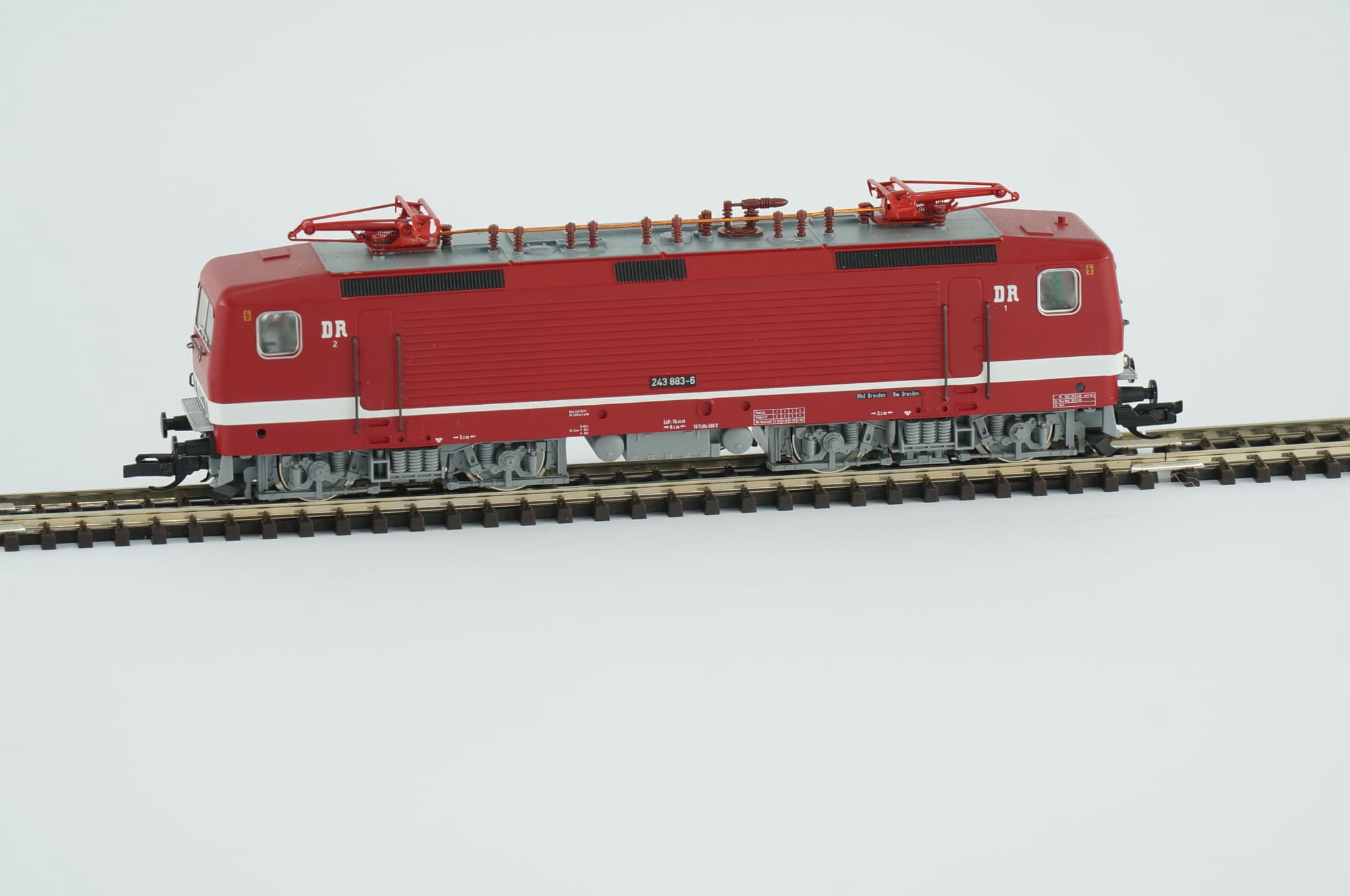 Tillig TT 04348 DR BR 243 883-6 Bordeauxrot Weiß Epoche IV Elektrolokomotive Energiecontainer Digital