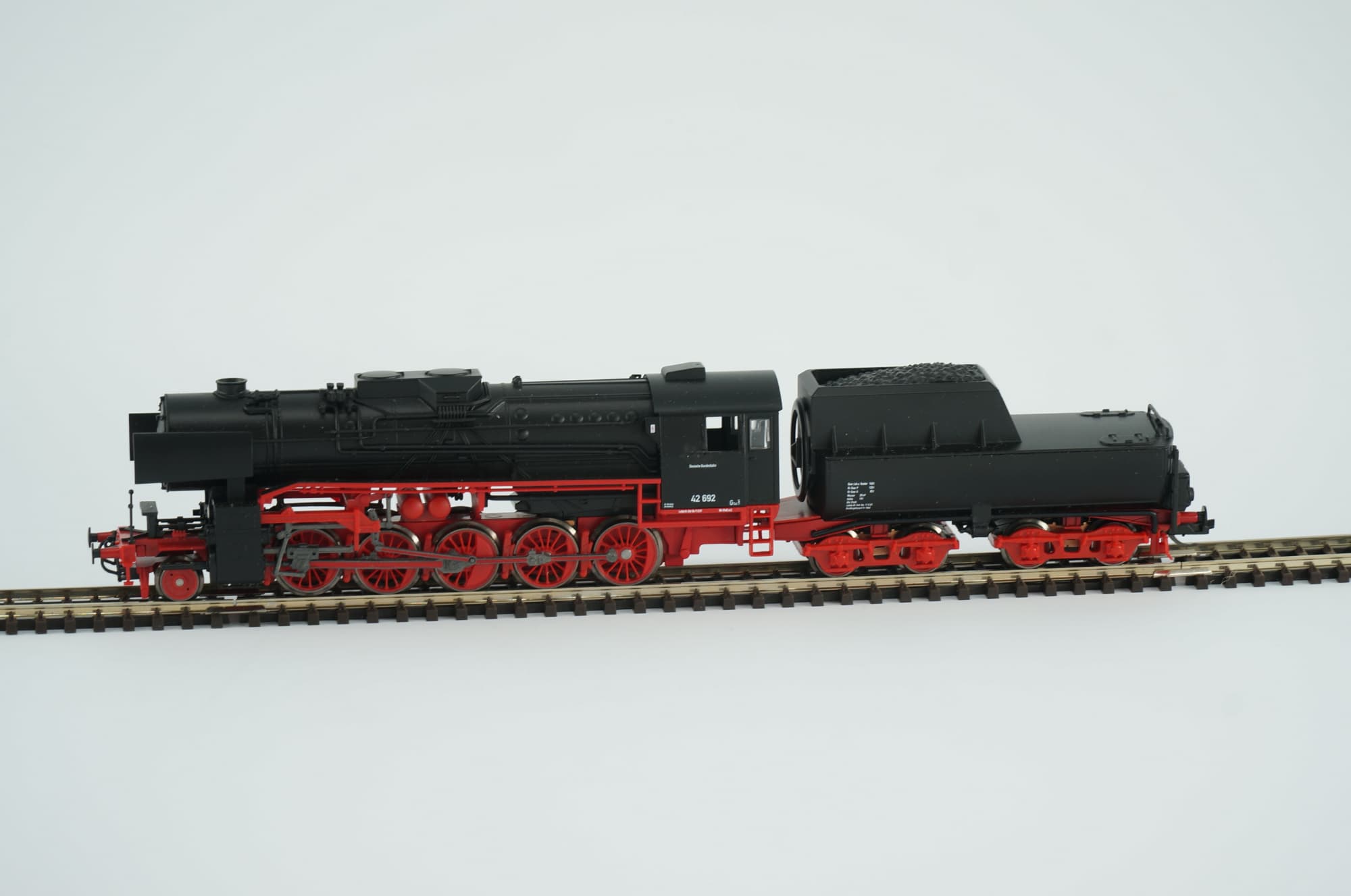 Tillig TT DR BR 42 692 Schwarz Rot Epoche III Schlepptender-Dampflokomotive Analog Museumslok