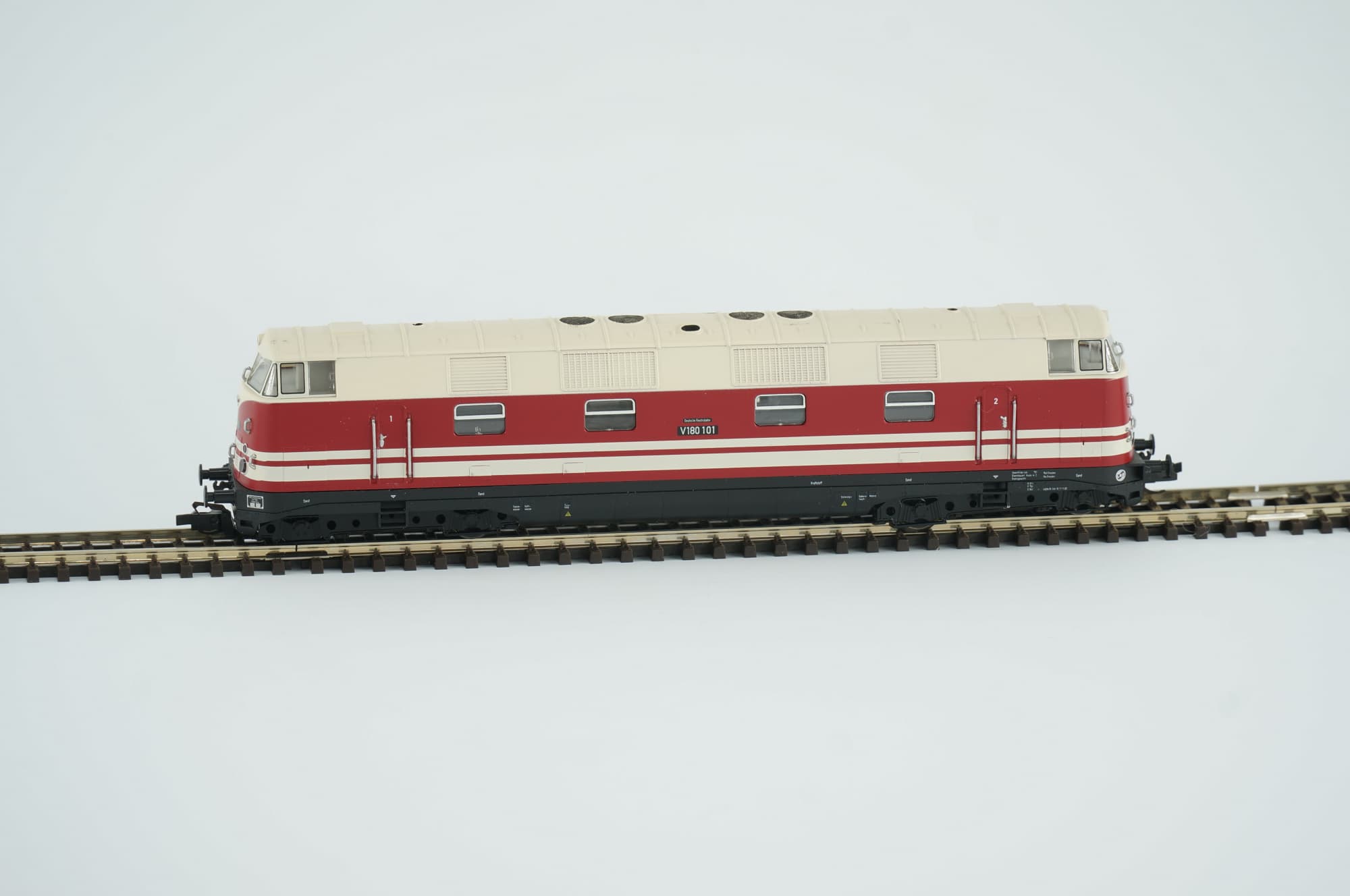 Tillig TT DR V 180 101 Diesellokomotive rot Elfenbein Epoche III Dicke Babelsbergerin Digital